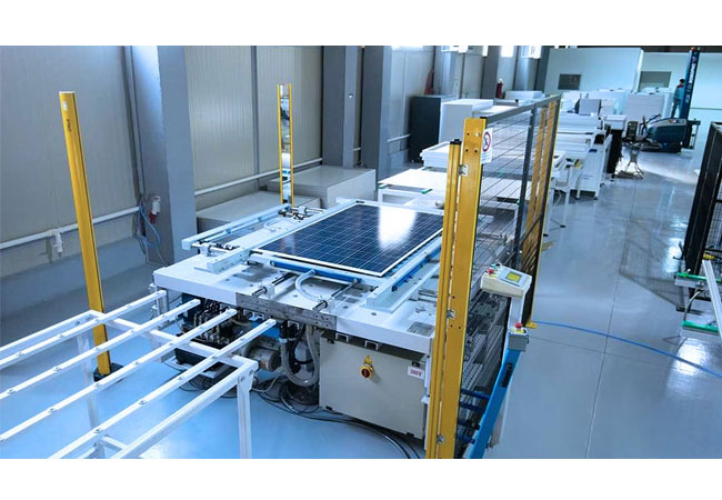 PB: 1 Solar Module Production - ECOFRAME 0 Framing Machine / ©: Surplex