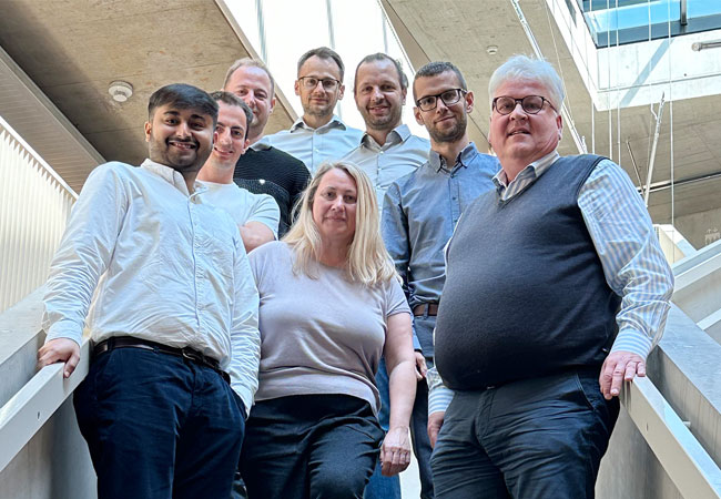 PB: Partnerschaft um Cloud-agnostische, generative KI-Technologien in dSPACE-Lösungen für die datengesteuerte Entwicklung zu integrieren: Mitarbeiter von dSPACE und der JKU zusammen mit Prof. Sepp Hochreiter. / ©: dSPACE