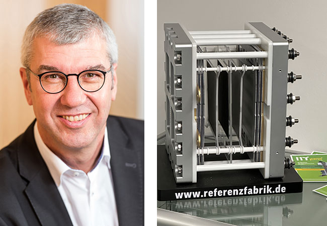 PB: Dirk Hennig / ©: Dirk Hennig und Elektrolyseur-Stack, der Wasser mithilfe von Strom in Wasserstoff und Sauerstoff umwandelt – ein entscheidender Schritt für die Herstellung von grünem Wasserstoff. / ©: Referenzfabrik.de 