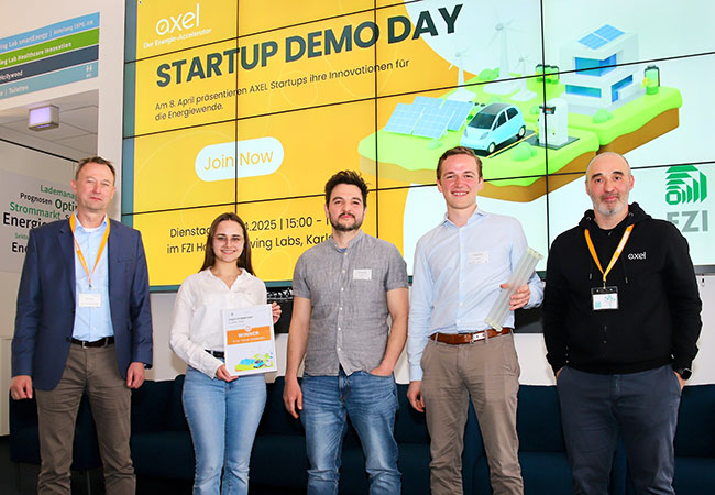 PB: Innovativ, überzeugend, zukunftsorientiert: Das Team von photreon konnte mit seiner Idee eines Photoreaktors für hochgradig photonen- und energieeffiziente solarbetriebene Synthese beim AXEL Demo Day im FZI „House of Living Labs“ in Karlsruhe Publikum und Jury gleichermaßen begeistern (v.l.): Hilmar F. John, Geschäftsführer fokus.energie, Maren Cordts, Dr.-Ing. Michael Rubin und Anselm Dreher von photreon und Christos Klamouris, Senior Project Manager bei fokus.energie. / ©: fokus.energie