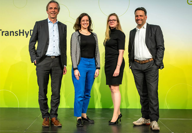 PB: Foto des TransHyDE 2.0 Gründungsvorstands - V.l.n.r.: Prof. Dr. Mario Ragwitz, Dr. Friederike Eggert, Dr. Anne Bendzulla, Jimmie Langham / ©: Jürgen Sendel