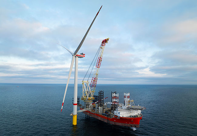 PB: Installationsschiff Wind Orca errichtet erste Vestas 15 MW Windkraftanlage im 960 MW-Offshore-Windpark He Dreiht / ©: EnBW