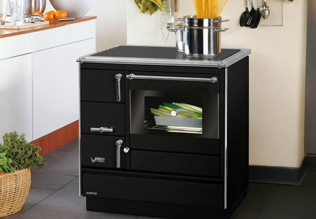 PB: Ob Wohnküche, Wochenendhaus oder Jagdhütte - unabhängig Heizen und Kochen mit Holz / ©: JUSTUS GmbH