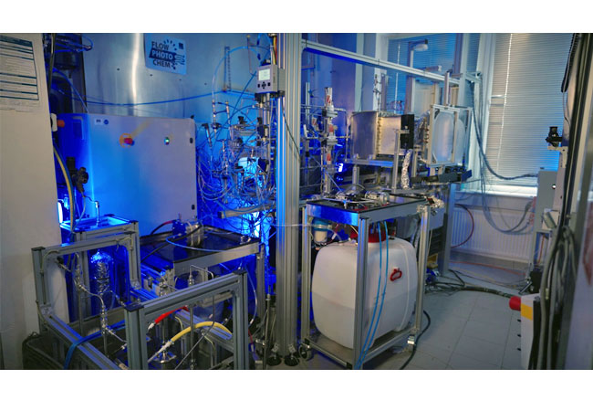 PB: Der Versuchsaufbau von FlowPhotoChem, Gemeinsam mit internationalen Akteuren aus Forschung und Wirtschaft hat das DLR über vier Jahre die Komponenten entwickelt. Sie wurden dann in der finalen Versuchsreihe im Xenon-Hochleistungsstrahler des DLR in Köln aufgebaut und als Ganzes getestet. / ©: DLR. Alle Rechte vorbehalten