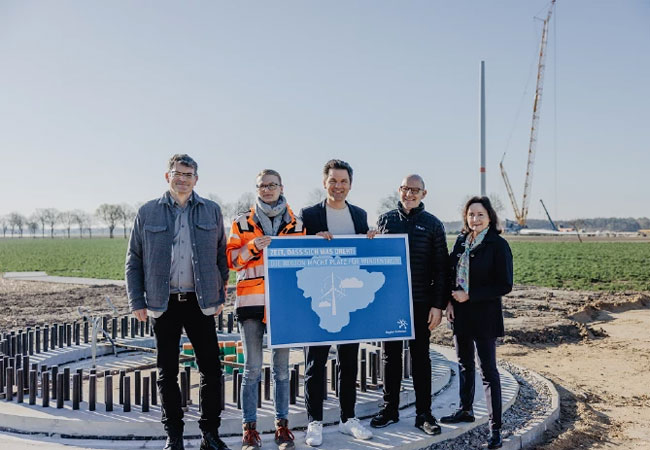 PB: (v. l.): Dr. Wolfgang Jung, Leiter des Teams Regionalplanung der Region Hannover, Marielena Bloh, Mitglied der Geschäftsführung der deanGruppe, Regionspräsident Steffen Krach, Jens Palandt, Dezernent für Umwelt, Klima, Planung und Bauen der Region Hannover, und Sonja Beuning, Leiterin des Fachbereichs Planung und Raumordnung der Region Hannover / Copyright: Region Hannover