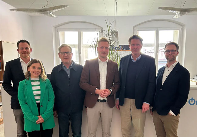 PB: Die IHK- und Ørsted-Onshore-Vertreter*innen (v.l.n.r.): Thomas Genosko, Abteilungsleiter Standortpolitik, Innovation und Umwelt (IHK); Anna-Leandra Fischer, Fachliche Leitung PR & Kommunikation (Ørsted-Onshore); Christoph Markl-Meider, Leitung PR & Kommunikation (Ørsted-Onshore); Stefan Bachmaier, Geschäftsführer (Ørsted-Onshore); Dr. Jürgen Helmes, Hauptgeschäftsführer (IHK); Richard Röck, Bereichsleiter Energie und Umwelt (IHK). / ©: Ørsted