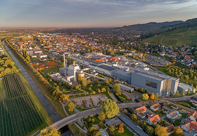 PB: Der geplante Windpark auf der Schwend soll grünen Strom für das Werk der Koehler-Gruppe am Standort Oberkirch erzeugen / c: Koehler-Gruppe / Luftbild_Standort_Oberkirch...