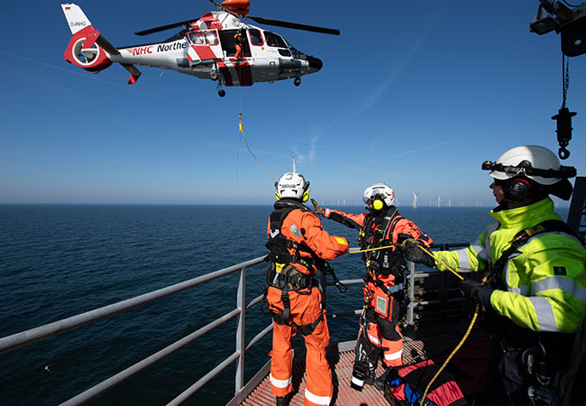 PB: RWE übt Rettung im Offshore-Windpark vor Helgoland