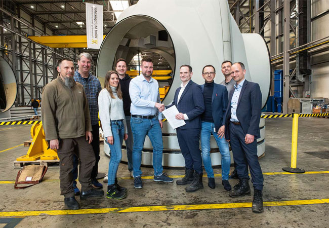 PB: Die Vereinbarung wurde in der fünften Verhandlungsrunde erzielt und bringt für die Beschäftigten des Emder Unternehmens spürbare Verbesserungen bei der Vergütung / ©: Wind Multiplikator GmbH / IG Metall Küste
