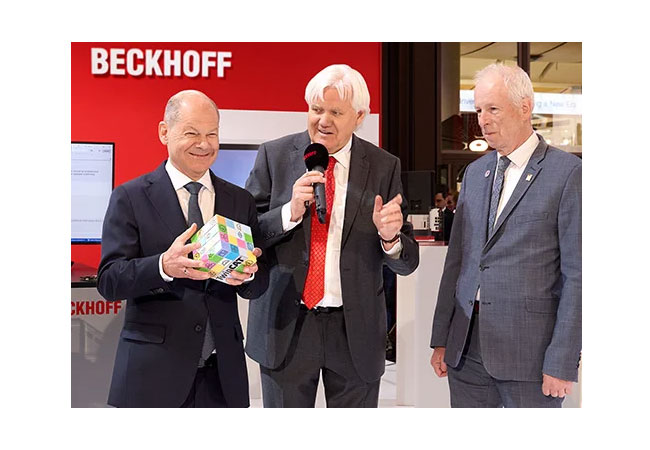 PB: Hans Beckhoff (Mitte), geschäftsführender Inhaber, präsentierte Bundeskanzler Olaf Scholz (links) und Stéphane Dion (rechts), kanadischer Sondergesandter für Europa und die Europäische Union, das KI-gestützte Steuerungsengineering mit TwinCAT CoAgent. / ©: Beckhoff