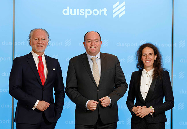 PB: Der duisport-Vorstand freut sich über ein erfolgreiches Geschäftsjahr 2024 (v. links): Lars Nennhaus (COO/CTO), Markus Bangen (CEO) und Giordana Sperling-Doppstadt (Chief People & Corporate Services Officer). / Foto: duisport/Marco Stepniak