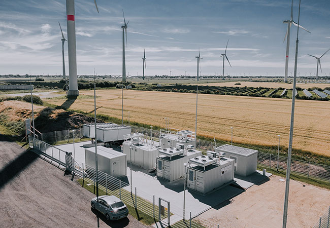 PB: eFarm Bosbuell - Drohnenaufnahme / Strom aus Windkraft verbunden mit einer Wasserstoffproduktionsanlage: Im nordfriesischen Bosbüll ist das schon seit vielen Jahren Realität. / Foto: GP JOULE