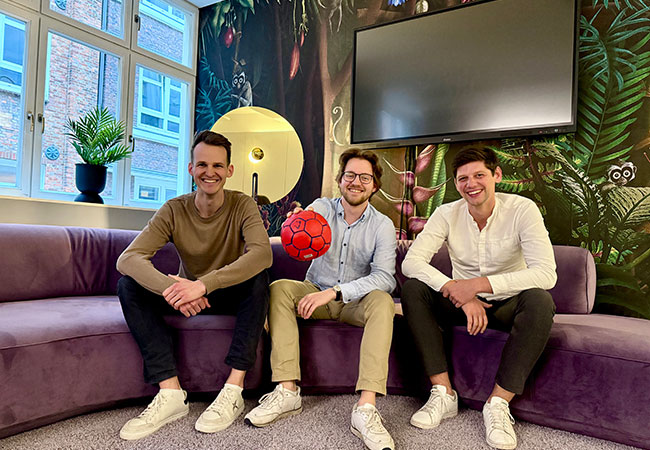 PB: V.l.n.r.: Philipp Rothe (Junior Investment Manager), Remo Erchinger (Junior Investment Manager) und René Meyer (Head of Investment & Portfolio Management) / Copyright: ENOVA