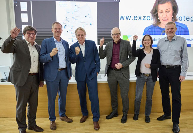 PB: KIT mit Anträgen zu Batterieforschung und 3D-Designermaterialien erfolgreich. V.l.n.r.: Professor Thomas Hirth, Vizepräsident Transfer und Internationales; Professor Oliver Kraft, Vizepräsident Forschung; Professor Jan S. Hesthaven, Präsident des KIT; Professor Alexander Wanner, Vizepräsident Lehre und akademische Angelegenheiten; Professorin Kora Kristof, Vizepräsidentin Digitalisierung und Nachhaltigkeit; Dr. Stefan Schwartze, Vizepräsident Finanzen, Personal und Infrastruktur (Foto: Laila Tkotz)