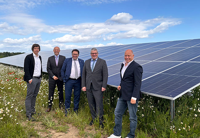 PB: Besuch aus dem Bayerischen Staatsministerium: Johannes Linder (Director System Design & Innovation bei BELECTRIC), Jaroslaw Smialek (Senior Director Project Development bei BELECTRIC), Tobias Gotthardt (Staatssekretär im Bayerischen Staatsministerium für Wirtschaft, Landesentwicklung und Energie), Dr. Thorsten Blanke (CEO von BELECTRIC) und Christian Weck (Head of Technical O&M bei BELECTRIC) (v. links) führten im unterfränkischen Kolitzheim ein Hintergrundgespräch zu den Herausforderungen / ©: BELECTRIC GmbH