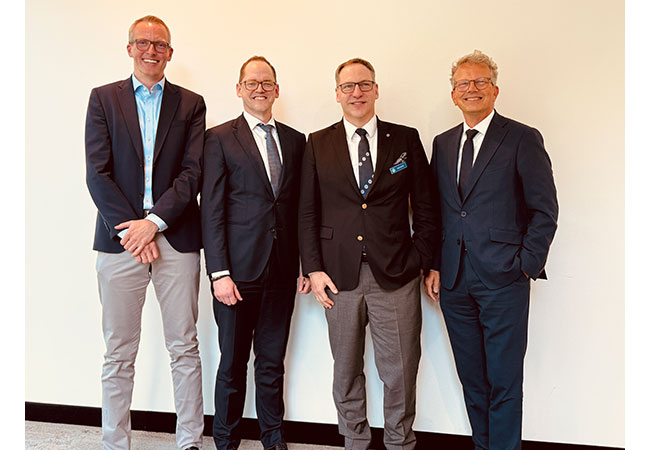 PB: Auf dem Bild von links nach rechts: Heiko Mützelburg, Geschftsführer Titan Wind Energy, Martin Neubert, COO Copenhagen Infrastructure Partners, Kapitän Arne Ehlers, Vorsitzender des Nautischen Vereins Cuxhaven e. . V. Holger Banik, Geschäftsführer NPorts, Oldenburg / ©: Elbreklame/Holger Grabsch