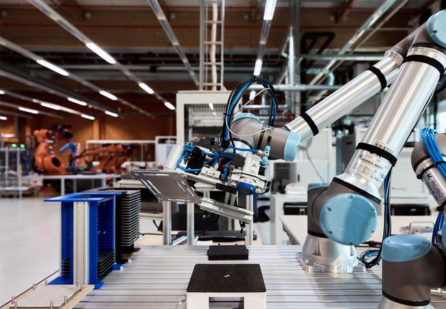 PB: Mithilfe von Cobots können automatisierte Fertigungsprozesse, zum Beispiel bei der Montage von Elektrolyse-Stacks, entwickelt, implementiert und validiert werden. / ©: Fraunhofer IKTS