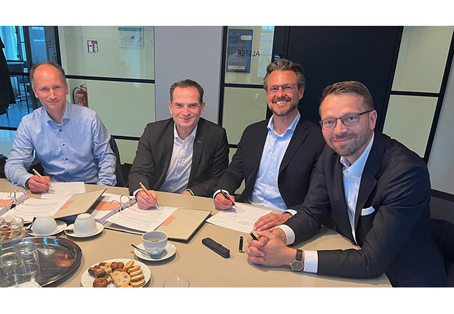 PB: Bei der Vertragsunterzeichnung im Firmensitz der Global Tech I Offshore Wind GmbH in Hamburg, v.l.n.r: Nils-R. Vetter und Michael Munder-Oschimek, Geschäftsführer der Wind Multiplikator GmbH, mit Dr. David Baureis und Dr. Felix Prechtel, Geschäftsführer der Global Tech I Offshore Wind GmbH