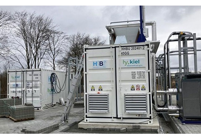 PB: Der Elektrolyseur des spanischen Herstellers H2B2, in dem schon bald der grüne Wasserstoff produziert wird, steht.  / ©: HY.Kiel