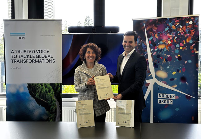 Pressefoto: Barbara Frencia, CEO, Business Assurance DNV / José Luis Blanco, CEO der Nordex Group / ©: Nordex SE