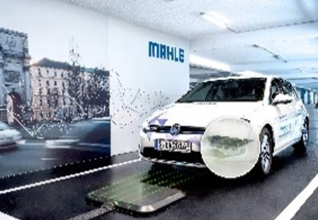 PB: MAHLE hat für das induktive Laden ein Positioniersystem entwickelt, mit dem ein E-Fahrzeug exakt über der Ladespule im Boden ausgerichtet werden kann. / ©: MAHLE GmbH