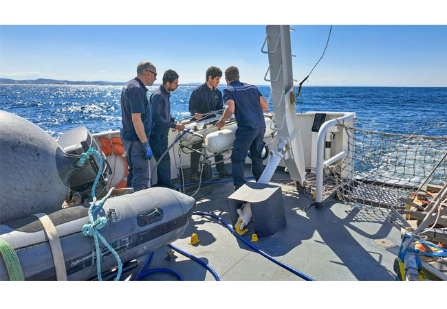 PB: Wir gratulieren der portugiesischen Marine zu ihrem unermüdlichen Engagement für die Sicherheit unserer Meere und ihrer Rolle bei der Unterstützung von Offshore-Aktivitäten und -Infrastruktur. Diese Woche zeigten sie ihre Teamarbeit und Professionalität, als sie trotz aller Bemühungen von Wellen und Wind ihrer Aufgabe treu blieben. / ©: Gazelle Wind Power Limited