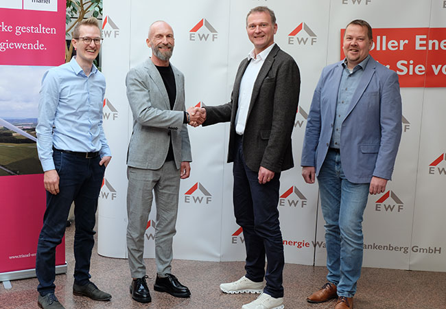 PB: Auf dem Foto sind zu sehen (v.l.n.r.):  Fabian Stöhr, Abteilungsleiter Wind Projektentwicklung & Bau, Trianel GmbH  Frank Benz, Geschäftsführer, Verbands-Energie-Werk Gesellschaft für Erneuerbare Energien mbH (VEW) Arvid Hesse, Geschäftsführer der Trianel Wind und Solar GmbH & Co. KG sowie der Windpark Rhoder Forst GmbH & Co. KG Marius Lange, Geschäftsführer, Windpark Rhoder Forst GmbH & Co. KG