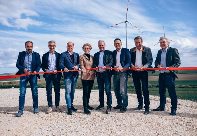 PB: Mit viel Rückenwind (V.l.n.r): Markus Winter, CTO WKS, Christoph Zurucker-Burda, CFO ImWind, Georg Waldner, CEO ImWind, Birgitt Kleinscheck, Communications WKS, Karl Wilfing, NÖ Landtagspräsident, Alexander Hochauer, CFO WKS, Josef Tatzber, Bürgermeister Wilfersdorf, Stefan Hantsch, Aufsichtsratsvorsitzender WKS / ©: Windkraft Simonsfeld