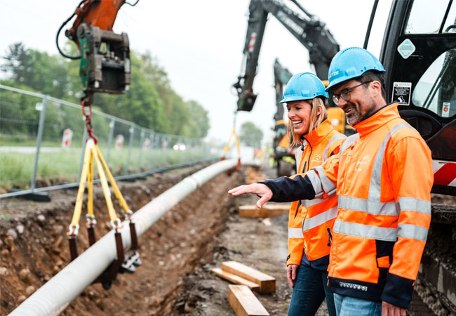 PB: J. Bürkle-Weiss und Projektleiter H. Wölfle beim Verlegen der ersten H2-Leitung am Hochrhein / ©: badenova AG & Co. KG