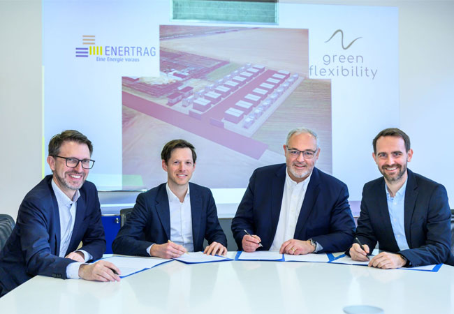 PB: Vertragsunterzeichnung von ENERTRAG und green flexibility V.l.n.r.: Dr. Tobias Bischof-Niemz (CTO ENERTRAG), Simon Hagedorn (CFO ENERTRAG), Christoph Ostermann (CEO green flexibility), Christoph Lienert (COO green flexibility) / ©: Tom Schweers