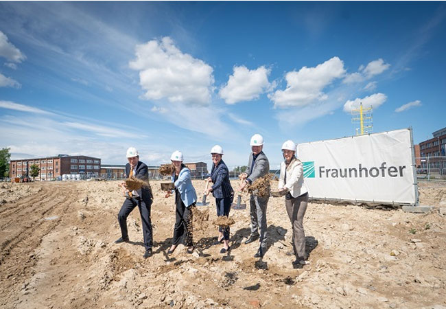 PB: Der feierliche Spatenstich für den Fraunhofer IGD Neubau in Rostock markiert den offiziellen Auftakt für einen zukunftsweisenden Wissenschaftsstandort (v.l.n.r.: Uwe Freiherr von Lukas, Bettina Martin, Eva-Maria Kröger, Axel Müller-Groeling, Nicole Wrage-Mönnig) / ©: Martin Börner