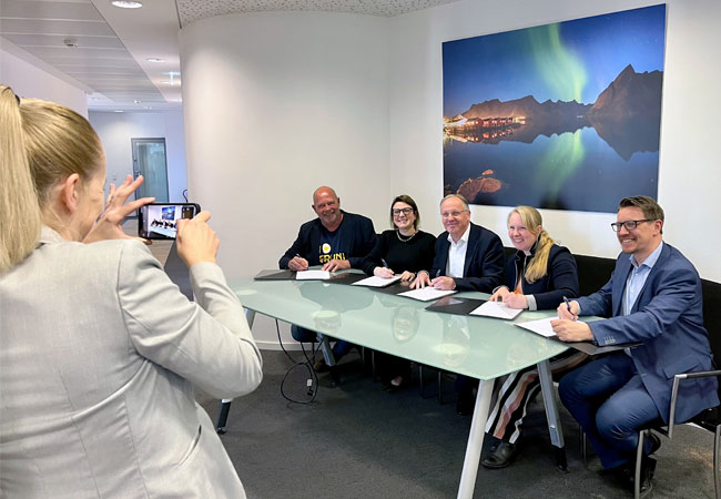 PB: Die Projektpartner:innen beim Unterzeichnen der Vereinbarung - V. l.: Klaas Stadens (Province Groningen), Michelle Duarte (Innovation Norway), Wim A,B. (NOM), Patricia van der Werf (Netherland Business Support Office Hamburg), Klaus Maak (MCN) / ©: Hilke von Hoerschelmann; Innovation Norway