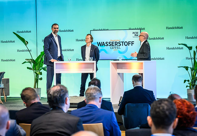 PB: Dr. Thomas Perkmann (links) sprach sich in einer Diskussionsrunde mit Franz Helm von VERBUND für mehr Realismus beim Wasserstoff-Hochlauf aus. / ©: Handelsblatt Wasserstoff Gipfel - Fotograf: Foto Vogt