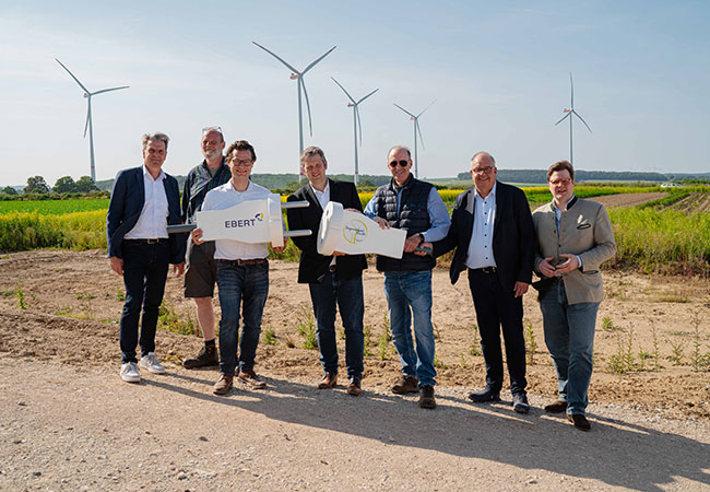 PB: „Einweihungsfeier Windpark Beuchte“: von links: Carlo Reeker, Geschäftsführer des Bundesverbandes WindEnergie; Clemens von König, Initiator der Stiftung Beuchte; Dr. Tim Ebert, Geschäftsführer von Ebert Erneuerbare Energien; Bürgermeister Martin Schulze von der Gemeinde Schladen-Werla; Andres Memmert, Bürgermeister a.D; Ortsbürgermeister Michael Hausmann; Karl-Friedrich Wolff von der Sahl, Vorstandsvorsitzender beim Niedersächsischen Landvolk Braunschweiger Land e.V.