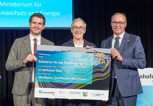 PB: Symbolische Übergabe des Förderbescheids mit Paul Höller, Sibylle Keupen und Prof. Rolf Bracke (v. l. n. r.) / ©: Kurt Beyer