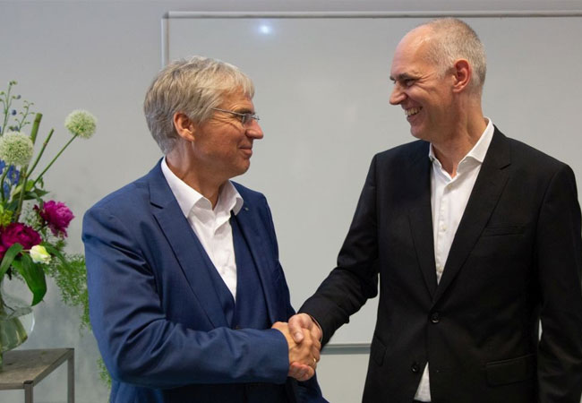 PB: Fraunhofer-Präsident Prof. Holger Hanselka gratuliert Dr. Matthias Unbescheiden in Darmstadt. / ©: Fraunhofer IGD
