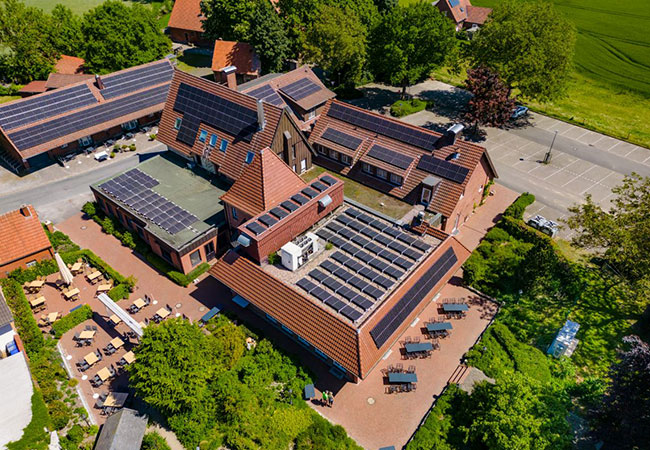 PB: IIdyllisch im Münsterland gelegen, ist das Gasthaus Stevertal in Nottuln stets gut ausgelastet. Entsprechend hoch ist der Strombedarf mit jährlich rund 230.000 kWh. So galt es, die Betriebskosten nachhaltig zu senken – und zwar zum großen Teil mit dem Einsatz erneuerbarer Energien / ©: Simone Reukauf / Köster Energie