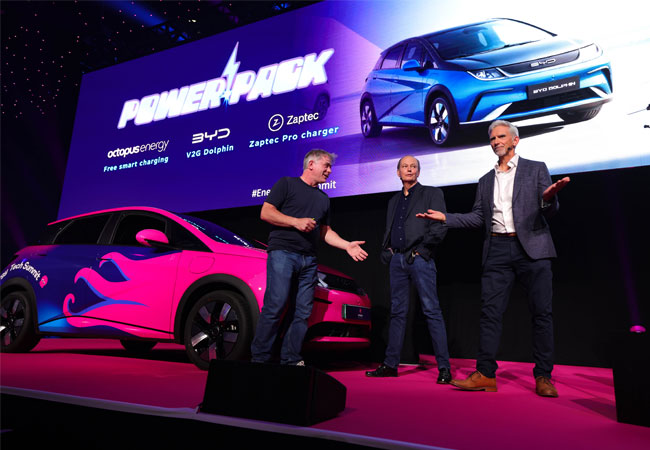 PB: Das Power Pack Bundle wird noch 2025 in England verfügbar sein. Interessierte Kund*innen können sich schon jetzt bei Octopus Electric Vehicles für eine Reservierung vormerken lassen.