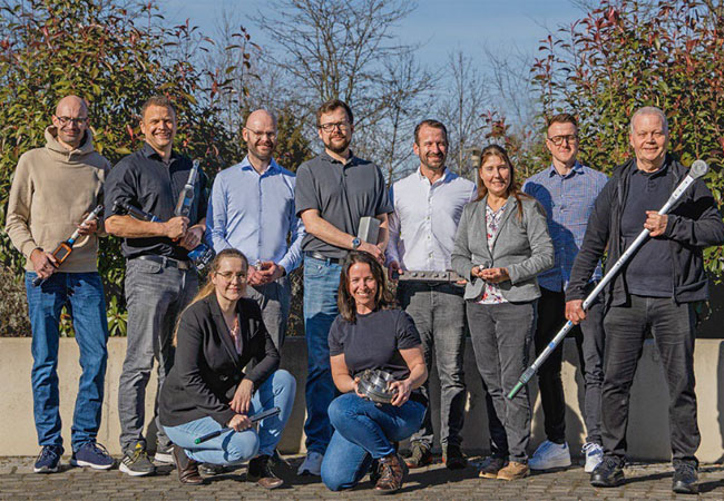 PB: Das Qualifizierungsprogramm wurde in mehreren Workshops mit namhaften Fachexpertinnen und -experten entwickelt (v.l.n.r.): Dipl.-Ing. Matthias Limbach IWE, TÜV SÜD, Werkstoffe & Werkstoffprüfung; Dipl.-Ing. Markus Fischer*, SCS Concept S.r.l., Montage & Werkzeuge; Dipl.-Ing. Anika Lamm*, IWE, TÜV SÜD, Grundlagen & Management; Prof. Dr.-Ing. Christian Denkert*, Duale Hochschule Sachsen, Schienenfahrzeuge; Dipl.-Ing. Frank Götz*, Nord-Lock GmbH, Konstruktion & Berechnung; Dipl.-Ing. (FH) Carmen Hebestreit*, M-PT GmbH & Co. KG, Stahlbau Werkzeuge; Torsten Kokot M. Eng.*, IWE, Stahlbau Bemessung & Prüfung; Dr.-Ing. Cornelia Heermant, Böllhoff GmbH & Co. KG, Schadensanalyse; Dipl.-Ing. Michael Süß* IWE, TÜV SÜD, Flanschverbindungen; Rainer Janecke*, Stahlwille GmbH & Co. KG, Montage & Werkzeuge. Nicht im Bild sind Dr. Robert Kauer, TÜV SÜD, Flanschverbindungen, Prüfen & Bewerten; Dipl.-Ing.(FH) Ralph Vogel, TÜV SÜD, Flanschverbindungen; Dipl.-Ing.(FH) Alexander Schulte, TÜV SÜD, Flanschverbindungen. * Schraubfachingenieur/-techniker (DSV®)