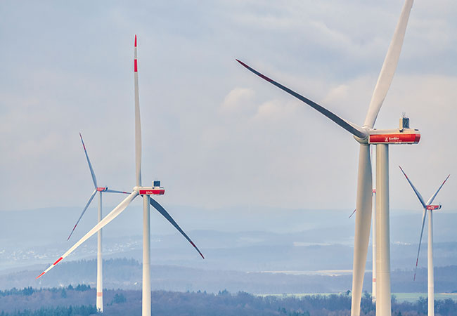 PB: Der Ausbau von Windkraftanlagen leistet einen wichtigen Beitrag zur Erreichung der Klimaziele der Koehler-Gruppe. / ©: Koehler-Gruppe 
