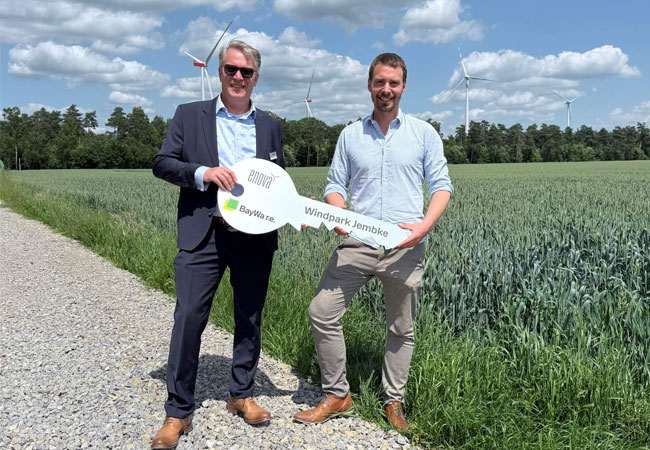 PB: BayWa r.e. Wind GmbH Geschäftsführer Andreas Hornig (links) übergibt den symbolischen Schlüssel an Björn Burau, CFO und Geschäftsführer der ENOVA-Gruppe / ©: ENOVA