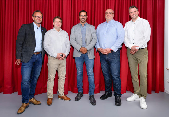 Vertragsunterzeichnung in Pasewalk: Marko Schmidt (Stellvertretender Bürgermeister Pasewalk), Branko Swierczek (Geschäftsführer ENERTRAG Landgesellschaft mbH & Co. KG), Danny Rodewald (Bürgermeister Pasewalk), Michael Westphal (Geschäftsführer ENERTRAG Landgesellschaft mbH & Co. KG), Tim Pawlowski (Projektleiter ENERTRAG SE) © Tom Schweers