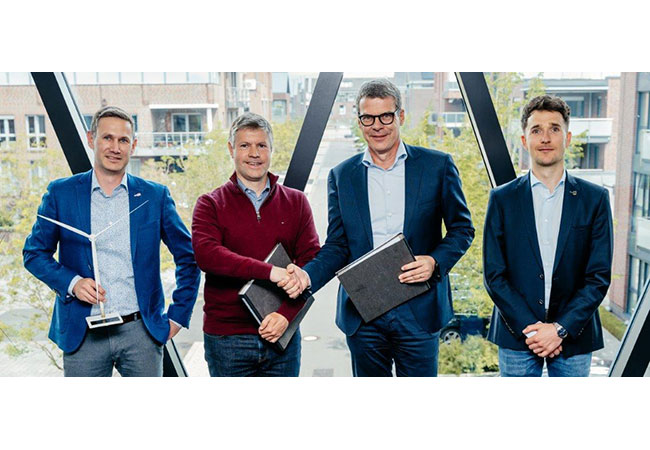 PB: Schließen den Partnerschaftsvertrag zwischen enercity und ENERCON (vlnr): Daniel Müller (enercity), Benjamin Seifert (ENERCON), Ralf Nietiet (enercity) und Lennard von Dollen (ENERCON). / c: FeuerQuell Fotografie