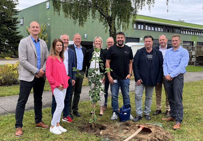 PB: Projektmitglieder der SIV.AG und Soluvia pflanzen zum erfolgreichen Projektabschluss und auf weiterhin gute Zusammenarbeit einen Ginko-Baum. (V.l.n.r.: Dan Selmert (SIV), Alexandra Feuerherm (SES), Dr. Dominik Deschner (SIT), Tobias Zuckschwerdt (SWK), Julia Schiller (SES), Clemens Eiermann (SIT), Christian Meyer (SES), Christian Hoebel (SIV), Christoph Kloidt (SES), Henning Verhoeven (SIV).)