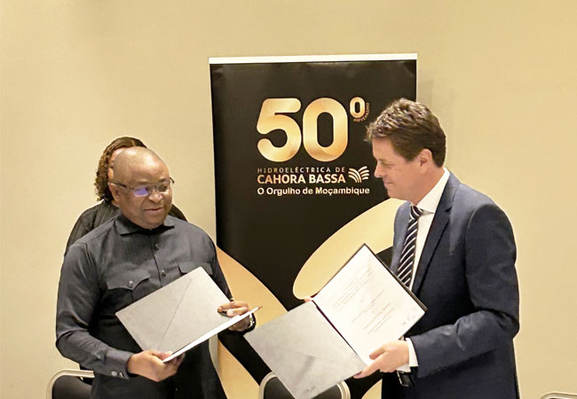 PB: Negotiation signing for the RABSUL II Project in Johannesburg, South Africa ©: ANDRITZ Verhandlung zur Unterzeichnung des REABSUL II-Projekts in Johannesburg, Südafrika (Tomas Matola, Chairman of the Board, HCB; Gerhard Kriegler, Managing Director, ANDRITZ Hydro GmbH, Ravensburg) ©: ANDRITZ