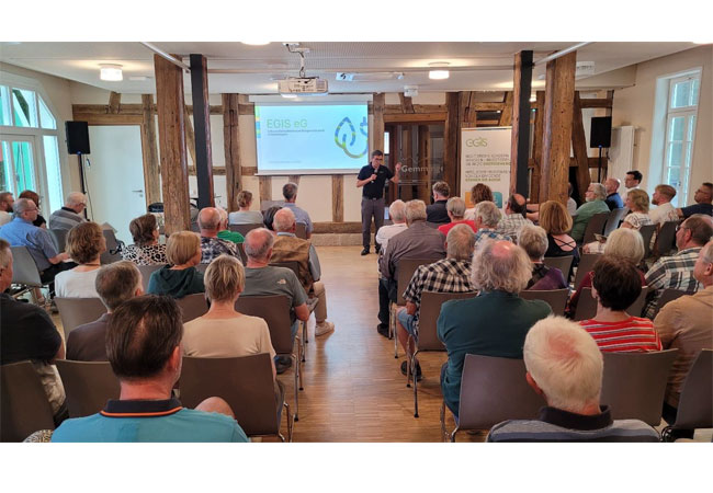 PB: Großes Interesse an Bürgerbeteiligung: Zahlreiche Interessierte informierten sich Mitte Juli in Gemmingen über die Beteiligungsmöglichkeiten am geplanten Bürgersolarpark. Im Bild: Pascal Lang, Vorstandsvorsitzender der EGIS eG im Gespräch mit Teilnehmenden der Veranstaltung. / ©: EGIS eG