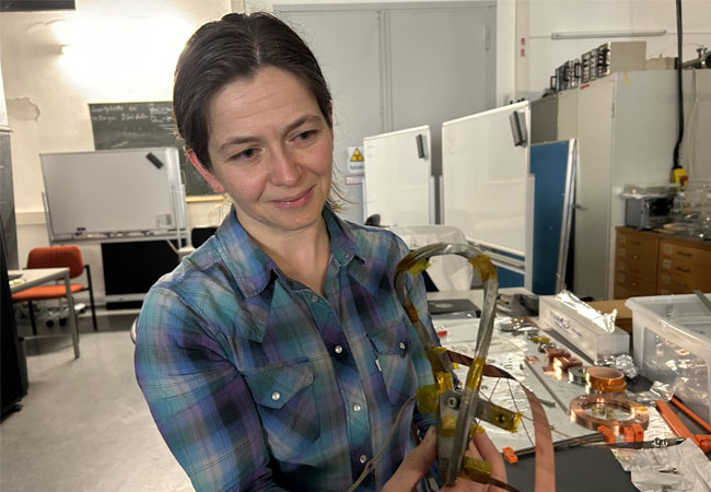 PB: HTS4Fusion, um die Entwicklung von Fusionsenergiereaktoren voranzutreiben, startet an der Technischen Universität München (TUM) ein neues Verbundforschungsprojekt. Dabei sollen innovative Hochtemperatursupraleiter (HTS), die dazu dienen, das extrem heiße Plasma im Reaktor zu kontrollieren, auf ihre Eigenschaften unter Extrembedingungen untersucht werden. Foto: Dr. Eve Stenson, Leiterin der IPP-Nachwuchsgruppe „Electrons and Positrons in an Optimized Stellarator“ / ©: Andrea Voit / TUM / FRM II