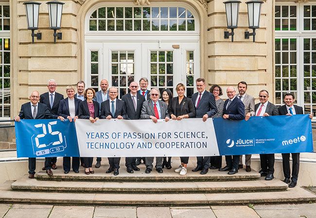 PB: Hochrangige Wissenschaftler*innen und Politiker*innen feierten am Montag die Erfolge der Batterieforschung in Münster. (Copyright: Helmholtz-Institut Münster / Wiegel)