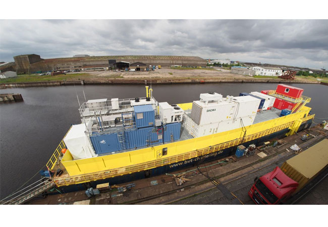 PB: Schwimmende Plattform mit modularer Containeranlage zur Offshore-Produktion von synthetischen Kraftstoffen aus Windenergie, Meerwasser und Umgebungsluft. (Foto: H2Mare)