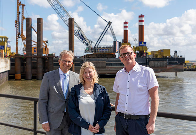 PB: v.l.n.r. Holger Banik, Geschäftsführer NPorts, Alexandra Brandt, stellvert. Niederlassungsleiterin und Knut Kokkelink, Niederlassungsleiter NPorts, Cuxhaven. / ©: Elbreklame/Markus Grabsch